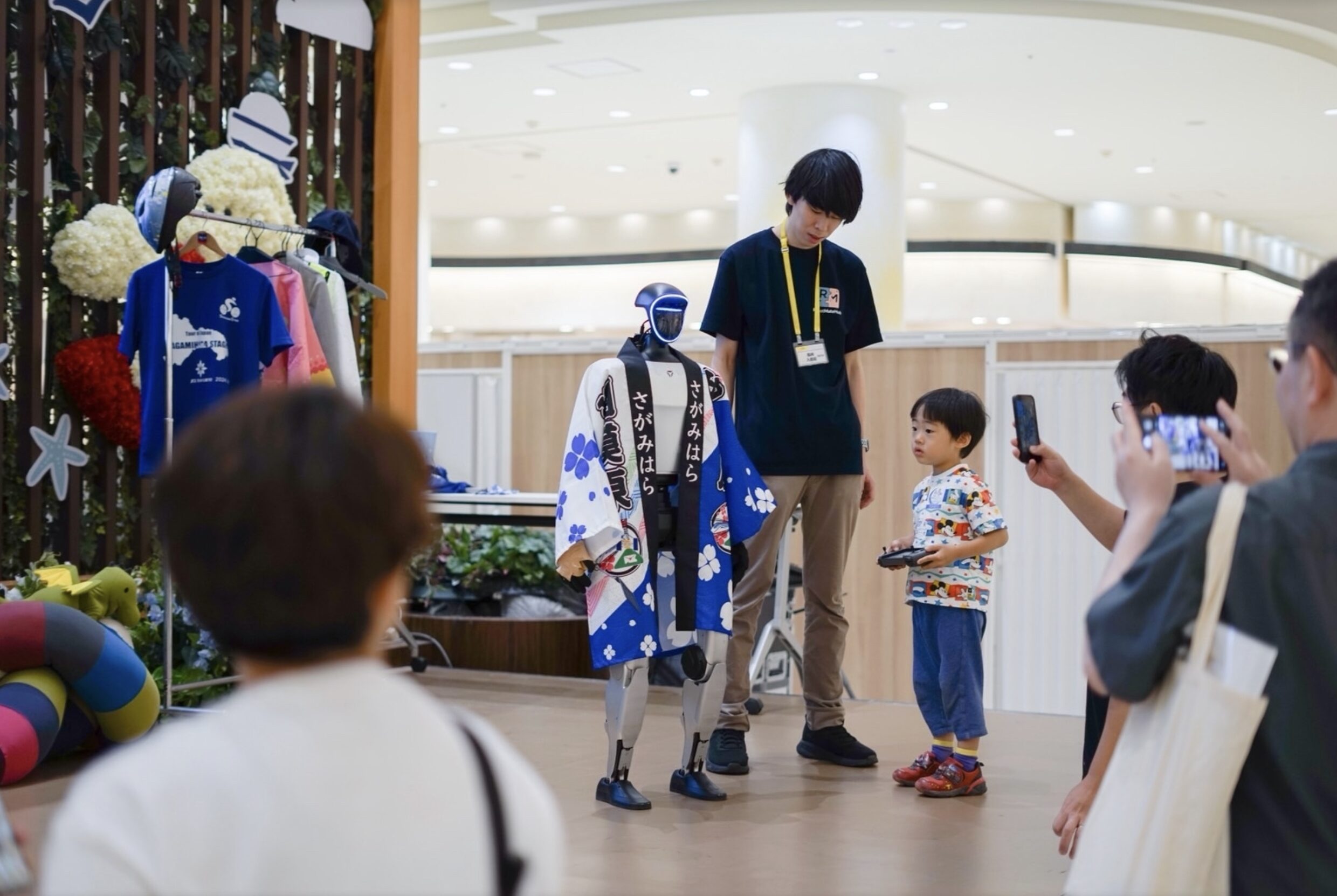 ロボットを操作する子供