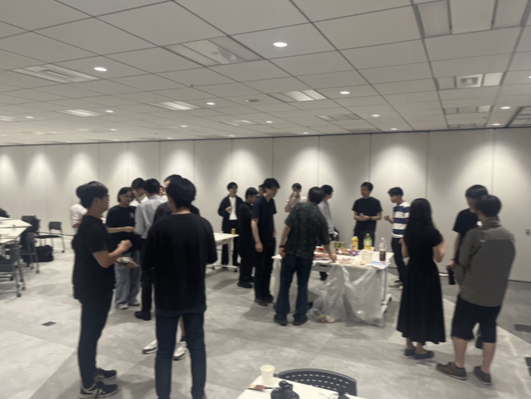 交流会で参加者同士が対話する様子